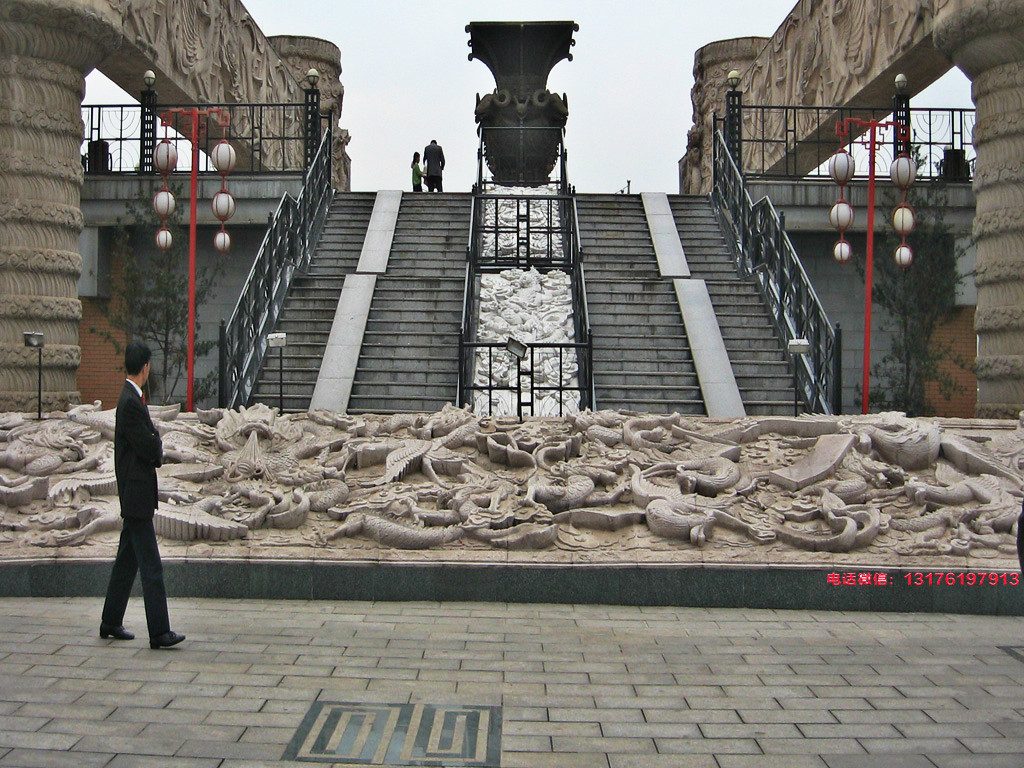 九龍御道丹陛石浮雕壁畫讓建筑物間的連接順暢