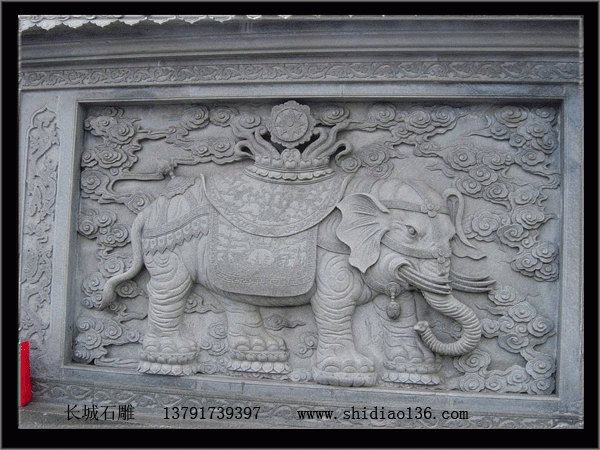 浮雕大象和祥云雕刻精細(xì)，顯示出了雕刻師傅的高超技藝。
