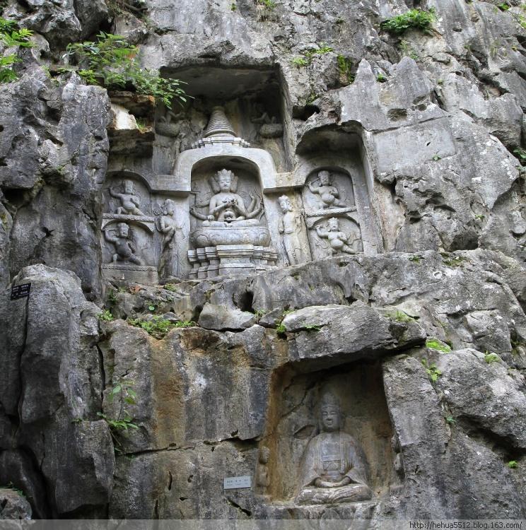 龍門石窟位于河南洛陽龍門口伊水兩岸，始鑿于北魏孝文帝遷洛前后，北魏、東魏、西魏、北齊、隋、唐直至北宋，歷代開窯雕刻石雕佛像不斷?，F(xiàn)存窟龕2300多個，石雕佛像10萬余身，題記、碑碣約3600塊。