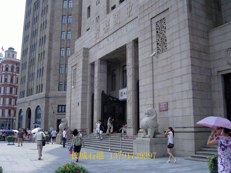 雕塑作品，安裝在銀行門口的石雕麒麟雕刻