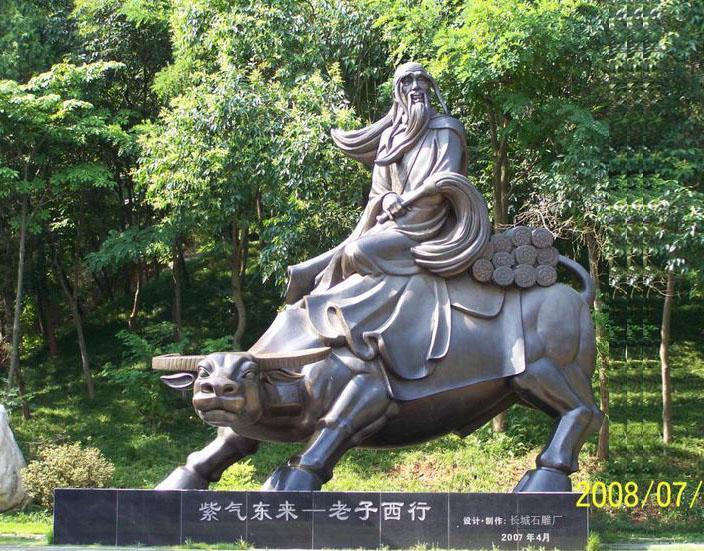 石雕老子像，這尊老子雕塑作品高兩米多，造型突出了老子的思想境界