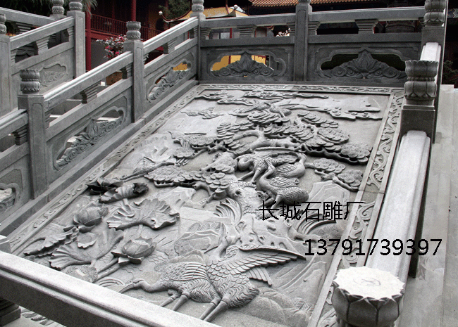 寺院石雕作品仙鶴御路，浮雕圖案是松鶴吉祥圖案