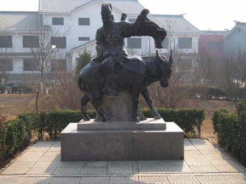 看到張果老的石雕像，我們想到了古代雕刻的趙州橋是多嗎的牢固