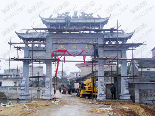 這座四柱三間三樓的楓樹村石牌樓是我廠在2011年雕刻的，浮雕圖案雕刻精細。