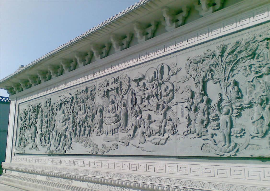 古代的寺廟雕刻往往是以民間藝術(shù)的主趨勢作為基礎(chǔ)，同時配合當(dāng)代的政治形勢需要而偽造太平,因此寺廟雕刻的作品們往往給人一種謙和、寬容的美感。