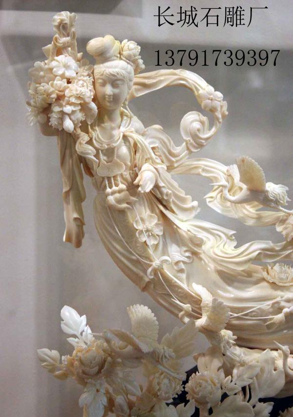 天女散花石雕雕刻作品高80厘米，寬60厘米，北京房山漢白玉料。作者對(duì)于該作品，有著自己的評(píng)論：&ldquo;她的獨(dú)到之處是能體現(xiàn)她的身材。以前咱們見的都是特別臃腫，她這個(gè)呢，根據(jù)東西方結(jié)合，它把人體能體現(xiàn)出來了，能看出她身體的走向，有動(dòng)感。對(duì)雕塑工藝的要求也較高，絲絲縷縷的，是透雕，特別飄逸，飄逸感特別強(qiáng)。&rdquo;正如作者自己所言，該作品很多部位采用了透雕，對(duì)石雕雕刻藝人們的刀工要求是比較苛刻的。只見天女微微彎曲的身軀，按照人體比例和結(jié)構(gòu)進(jìn)行塑造，身材苗條，腰肢纖細(xì)，左手提著花籃，右手正在輕散鮮花，面部露出淡淡的笑，顯得雅致恬美。