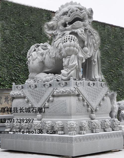 青石雕刻的石獅子