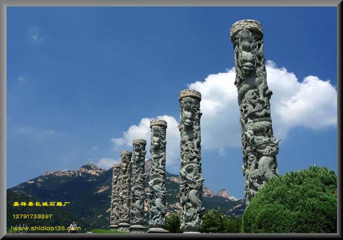 對(duì)于石雕龍柱設(shè)計(jì)者來(lái)說(shuō)，使用一些與眾不同的顏色以及造型往往也會(huì)顯示出自己的大膽。尤其是對(duì)于一些類似于走秀這樣場(chǎng)合來(lái)說(shuō)，這樣 的產(chǎn)品使用也是會(huì)與整體所要求達(dá)到的效果達(dá)到不謀而合的。