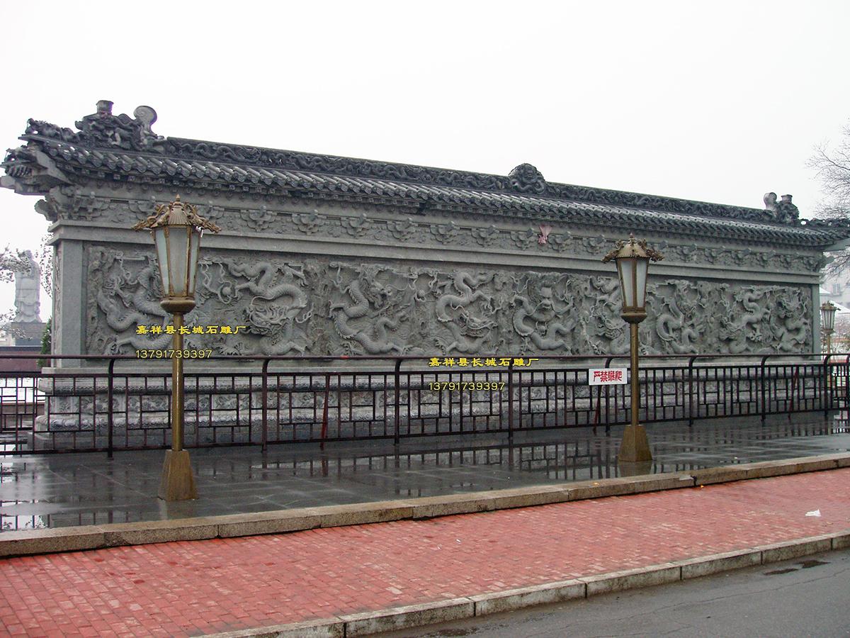 如今，我們的九龍壁因時(shí)代變化而失去了傳承下來的皇權(quán)色彩，逐漸的像功能性尤其是裝飾性的方向發(fā)展，這是一個(gè)新的方向，這也是文化建筑的拓展！