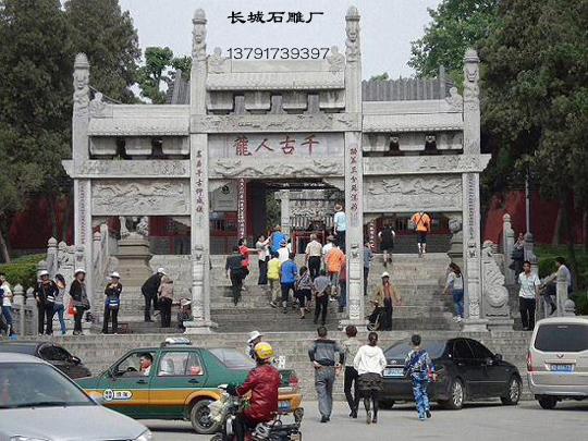 我廠(chǎng)翻修的臥龍崗山門(mén)前千古人龍石雕牌坊