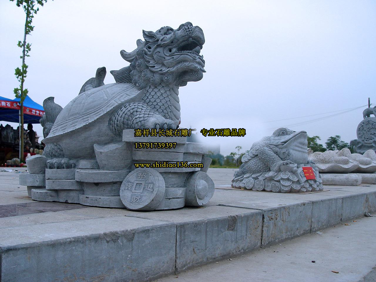 三足石雕金蟾。金蟾要形象生動，金蟾---有特殊的形態(tài)。