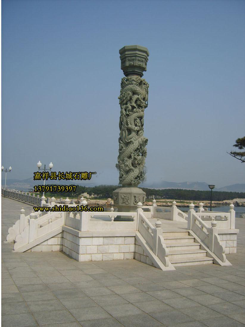 石雕龍柱雕刻的獨(dú)具匠心，剛勁有力，龍首鹿呈現(xiàn)了吉祥如意，他也是我國龍柱雕刻的代表，這幾根龍柱雕刻我們石雕廠花費(fèi)了很大的心血，也成為了石雕龍柱雕刻的楷模。