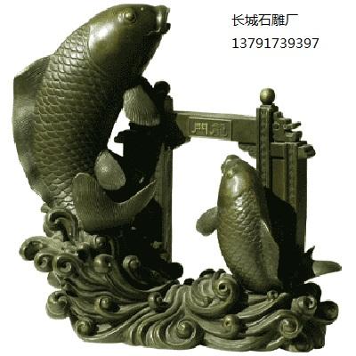 石雕魚為觀賞魚，改善環(huán)境、風(fēng)水，期待改善財(cái)運(yùn)，同時因&ldquo;金魚&rdquo;與&ldquo;金玉&rdquo;諧音，形成了&ldquo;金玉滿堂&rdquo;的吉祥圖案。