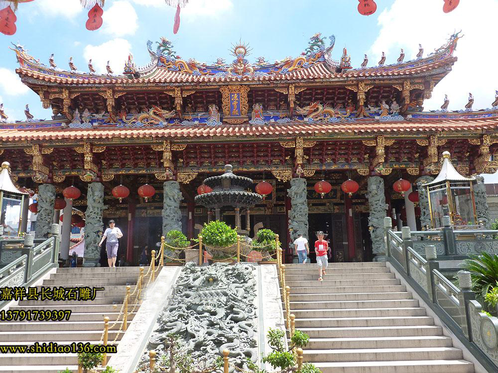 可以說是當今我國龍柱雕刻的代表作。在雕飾方面，一些龍柱則顯得更加繁縟復雜。這些都顯示了時代的文化烙印。