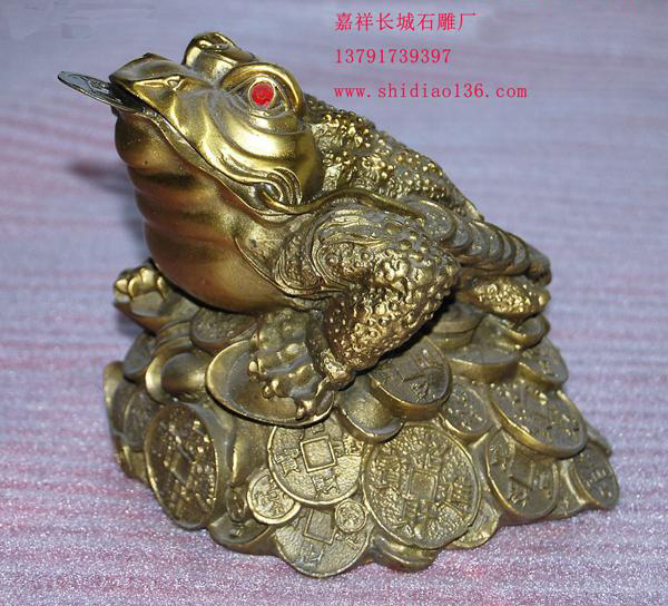 石雕金蟾所居之地，都是聚財(cái)之寶地，宅內(nèi)擺放石雕金蟾，有吸財(cái)、吐財(cái)、聚財(cái)、鎮(zhèn)財(cái)?shù)淖饔?，是?jīng)商最好最能旺財(cái)運(yùn)的吉祥物。神獸嘴銜兩串銅錢，所吐的錢便是旺財(cái)?shù)模鉃?quot;招財(cái)進(jìn)寶、一本萬(wàn)利"！