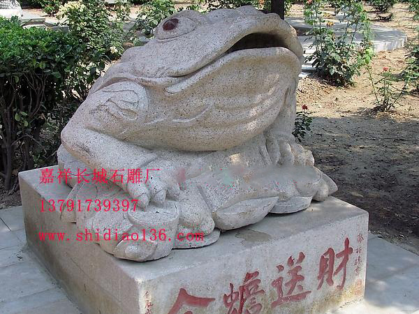 在風(fēng)水行業(yè)里最多的被注重的就是財(cái)氣，這個時(shí)候有一種吉祥的動物景經(jīng)常被人們擺放在家宅當(dāng)中，這就是聚財(cái)金蟾雕刻，而這種聚財(cái)金蟾雕刻的寓意就在于吸納財(cái)氣，成為現(xiàn)在很多的商業(yè)人家最為喜愛的雕刻作品。