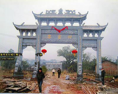 如同世界上一切事物除了具有普通的形態(tài)，也總會有少數(shù)與眾不同的特殊形態(tài)一樣，百年來石雕牌坊在發(fā)展演變的過程中，在數(shù)量繁盛，品種增多的同時，由于種種原因，外觀也時有發(fā)生變異者。