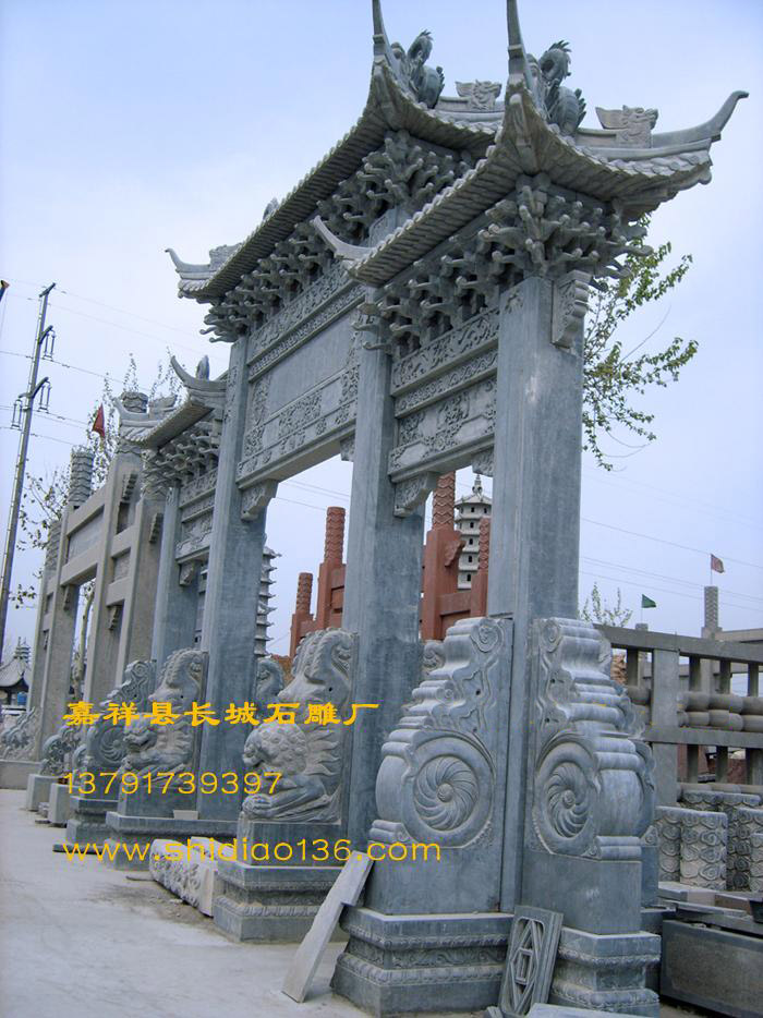 整座石雕牌樓，古樸莊重，大氣壯觀，別有風(fēng)度，為釜山的中華街增添了一道引人矚目的風(fēng)景線(xiàn)。