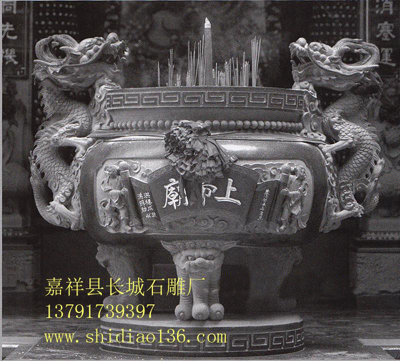 石雕香爐的用途還在于其是承接佛教香火的一個主要方式，我們通常對一座寺院的看法都是通過對香火旺不旺盛來進(jìn)行的，而且在歷史的演變中，有時候它的存在就是我們佛教歷史的一個見證，它在時間的變遷中看慣了塵世的紛擾，帶我們一起領(lǐng)略佛教的深厚文化底蘊(yùn)。