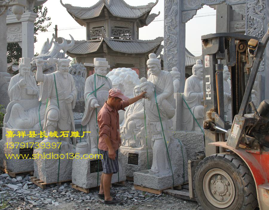 石雕二十四孝從雕刻廠(chǎng)房運(yùn)到公司展覽地方。