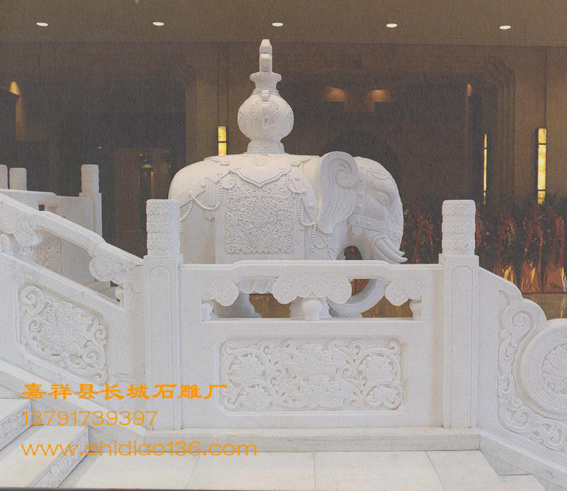 石欄桿不僅有著護(hù)欄的作用，欄桿的上面一般都雕刻吉祥圖案，所以說欄桿都是寓意吉祥的。