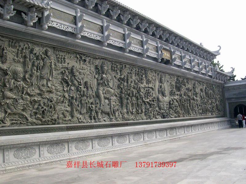 石雕大多以菩薩坐騎為主，例如獅鷺獸，石雕麒麟等，造型逼真大多都是仰望狀，意在上傳天意，下達(dá)民情，，有著體恤百姓，聆聽信徒心愿之意。