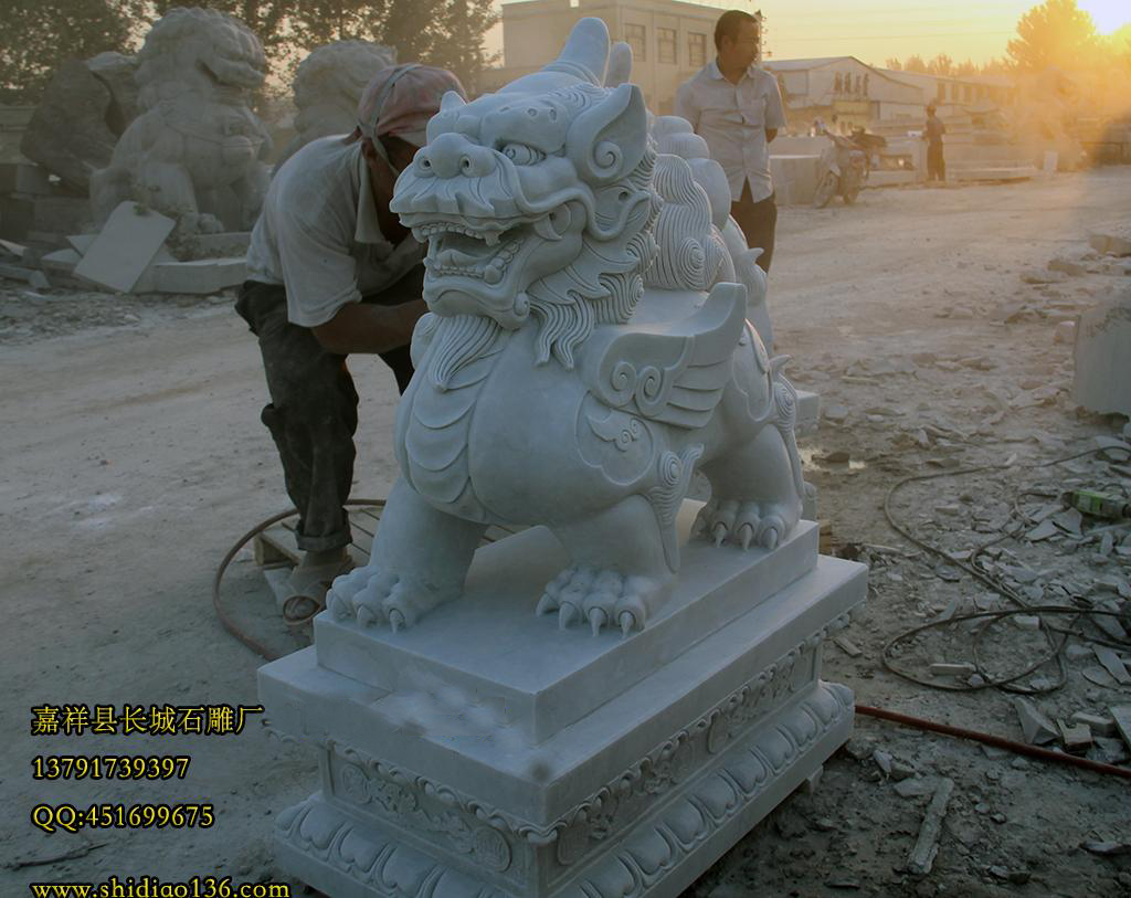 石雕貔貅嘴大吃四方，肚大容萬貫家財(cái).有旺財(cái)之功.最大的特點(diǎn)是只吃不拉，此獸無肛門，只進(jìn)不出，比喻為招財(cái)進(jìn)寶.無論是古代的錢莊還是現(xiàn)代的財(cái)場，都擺放貔貅用來聚財(cái)。