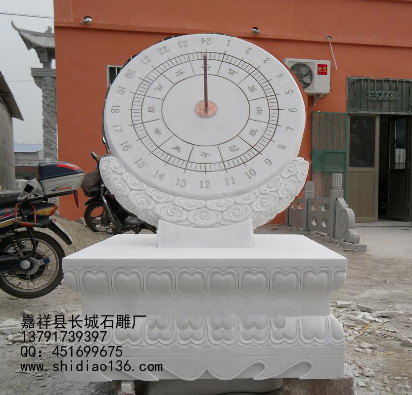 從古代延伸到現(xiàn)代，日晷雕刻的用途也從原本的計(jì)時(shí)性質(zhì)，慢慢的多了觀賞的藝術(shù)價(jià)值。長(zhǎng)城石雕出品的日晷雕刻，就是計(jì)時(shí)和觀賞價(jià)值都非常高的藝術(shù)品，在游覽碼頭、公園等景點(diǎn)位置，都能看到一個(gè)個(gè)古典藝術(shù)的日晷裝飾了我們的生活！