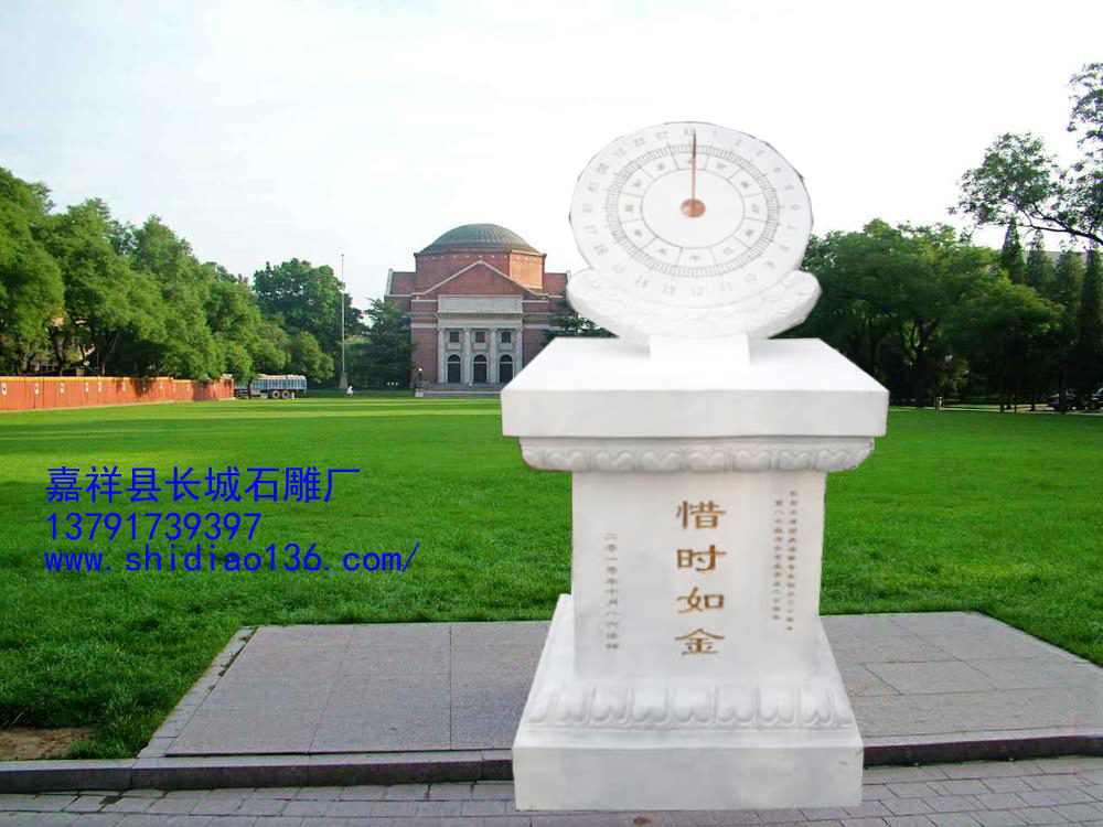 漢白玉日晷在古代亦有與日月同行之謂，是皇權(quán)的象征，取其與時(shí)俱進(jìn)之意，玉既為天下至美之物，也是極具價(jià)值的藝術(shù)珍藏品。