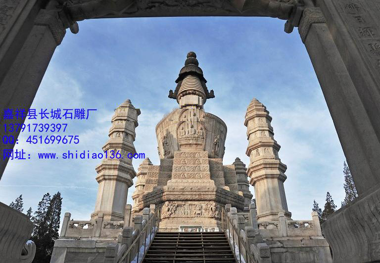 佛塔來源于對佛祖釋迎牟尼的紀(jì)念。據(jù)說釋迎牟尼得道成佛，活到高齡，傳道的路上得重病死在樹林中的吊床上。他的弟子將佛祖的遺體火化，燒出了晶瑩有光澤的硬殊子，被其弟子稱為&ldquo;舍利&rdquo;。些舍利分別拿到