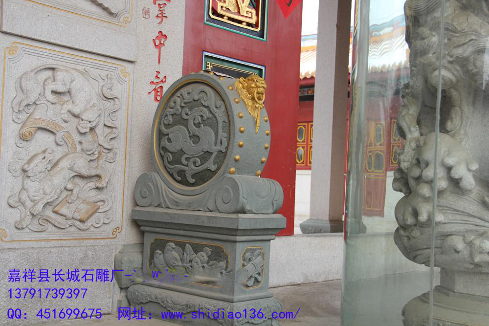 從大量門枕抱鼓石的形象上可以看到，在這塊門枕石上用得最多的裝飾就是石雕獅子與圓形石鼓。