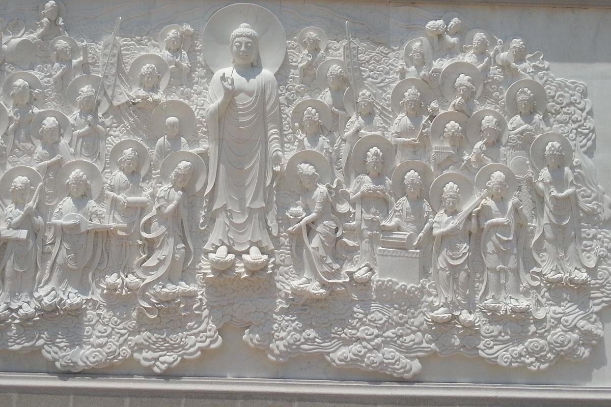 石塔上的浮雕佛像